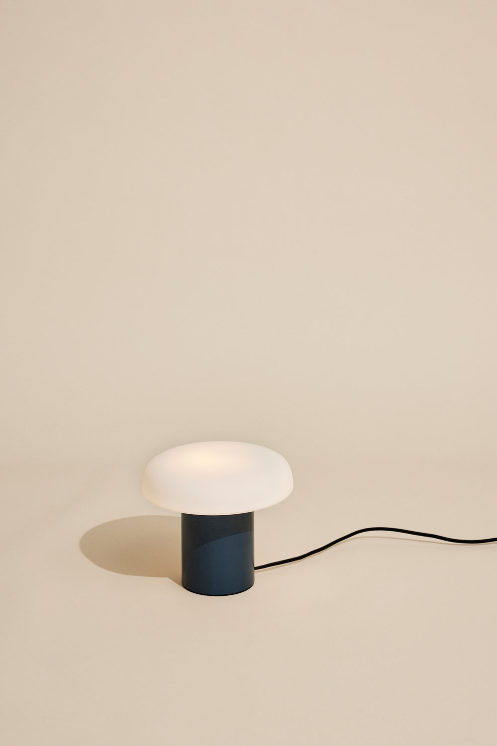 Ateliers Table Lamp Dark blue/White